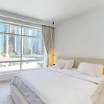 Luxurious Apartment With Marina Views
